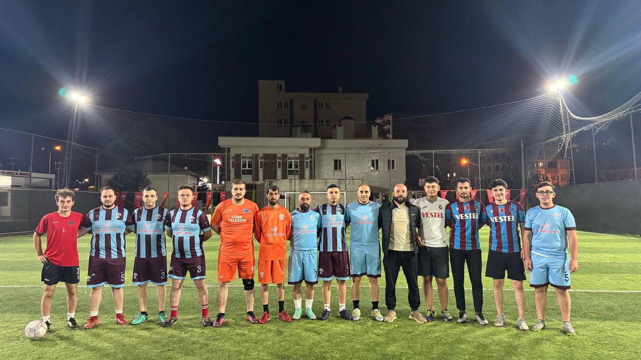 Trabzon Araklı’da Halilli Köyü Gençliği Halı Sahada Buluştu