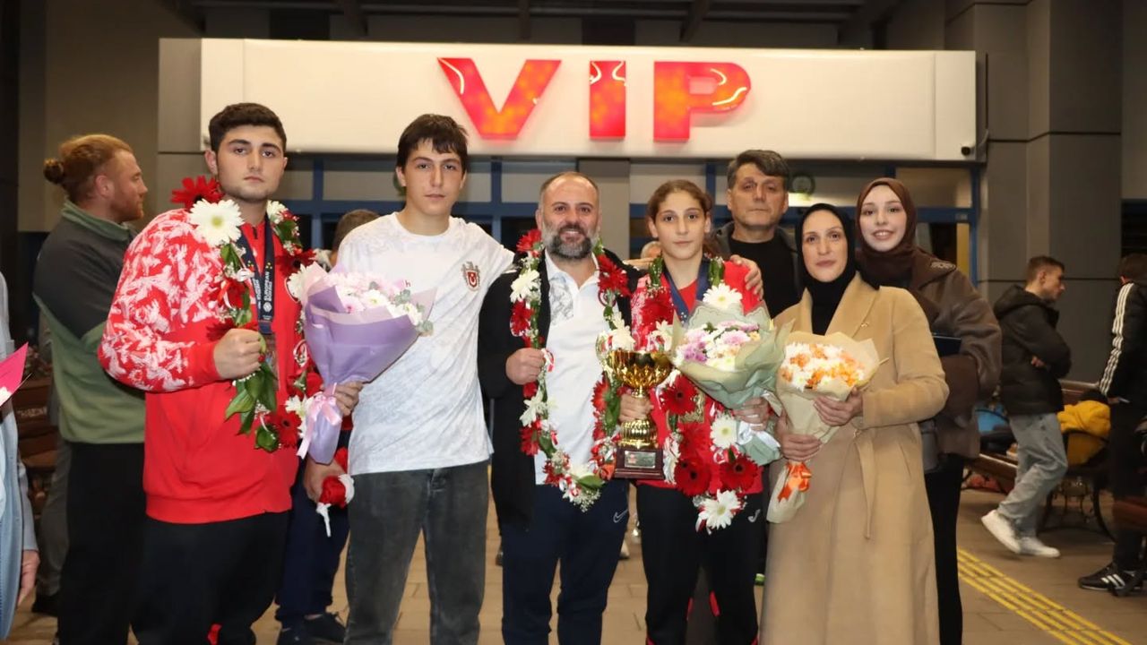 Avrupa Şampiyonu Boksörlere Trabzon'da Coşkulu Karşılama