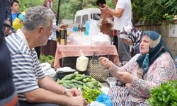 Takım elbiseyi bıraktı, halkın arasına karıştı!