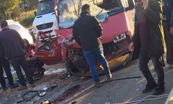 Karadeniz Sahil Yolunda Minibüs TIR’a Çarptı! Hafif Yaralı