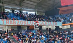 Trabzonspor tribününde Atatürk posteri! Tepkilerin ardından dikkat çeken pankart