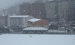 Trabzon Maçka’da Kar Sürprizi! İlçe Beyaza Büründü