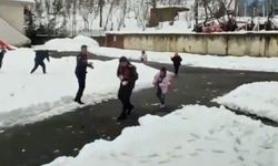 Trabzon’da Jandarma Öğrencilerle Kartopu Oynadı