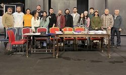 Akçaabat’ta tiyatro coşkusu dorukta: Salonlar dolup taşıyor!