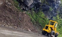 Tonya-Vakfıkebir Yolunda Korkutan Heyelan! Yol Kapandı