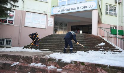 Giresun Belediyesi’nden Okul Çevrelerinde Kar Temizliği