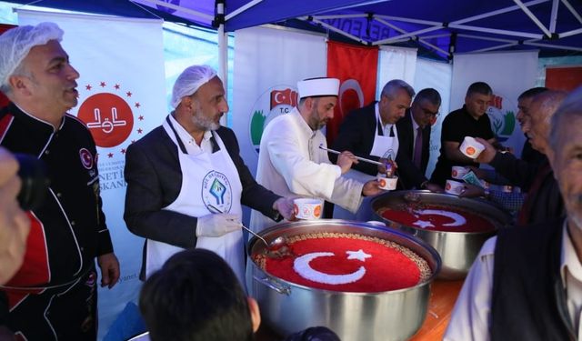 Rize’de Ay Yıldızlı Aşureler Binleri Aynı Sofrada Buluşturdu