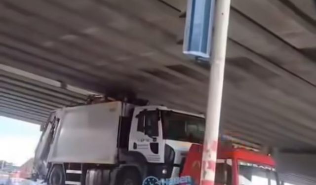 Trabzon’da Çöp Kamyonu Yüklü Tır Üst Geçide Sıkıştı