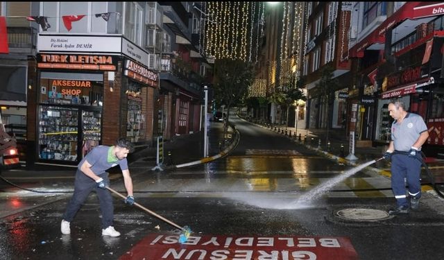 Gazi Caddesi köpüklü suyla yıkandı, şehir merkezi tertemiz