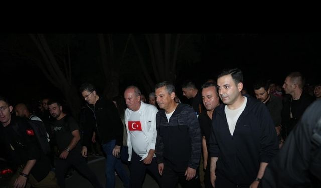 Başkan Köse, Zafer Yürüyüşü’nde Özgür Özel ile Omuz Omuza