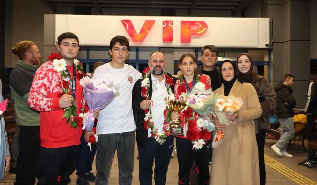 Avrupa Şampiyonu Boksörlere Trabzon'da Coşkulu Karşılama