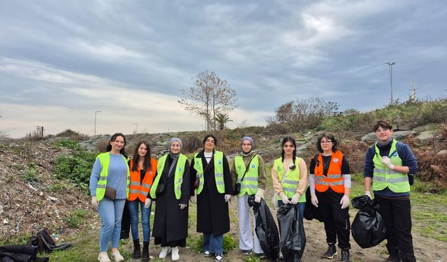 Trabzon’da sahil temizliği: Büyükşehir ve KTÜ’den örnek iş birliği
