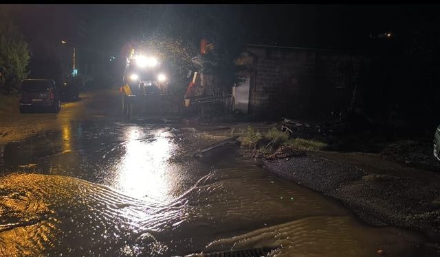 Toprak Kaydı, Yollar Kapandı… Arsin’de Zorlu Gece!