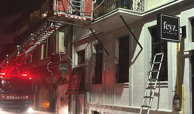 Trabzon'da Gece Yarısı Yangın Paniği: Kostaki Konağı'nın Dibinde Alevler Yükseldi!