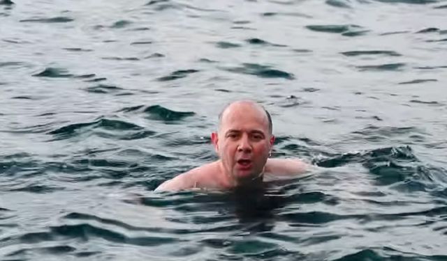 Kış Dinlemedi, Giresun Valisi Denize Atladı...