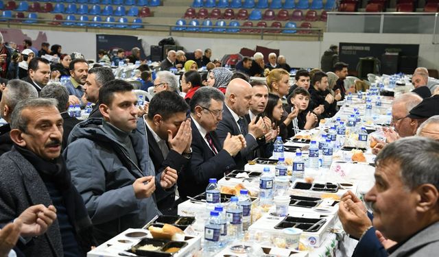 Başkan Genç Çarşıbaşı’nda Ramazan Sofrasında Vatandaşlarla Buluştu