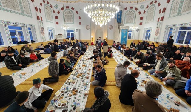 Arsin’de Camide İftar Sofrası Kuruldu! Gönüller Buluştu