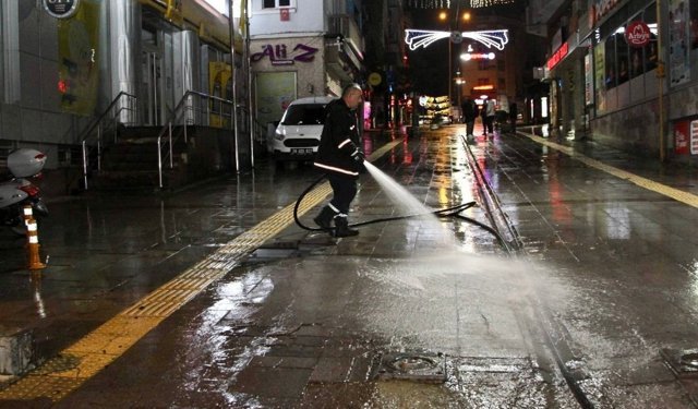 Giresun’da Gece Mesaisi: Cadde ve Sokaklar Yıkanıyor