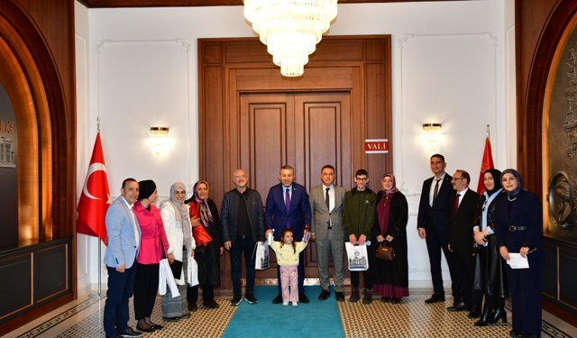 Trabzon'da Vali Şahin'den kütüphanelere tam destek