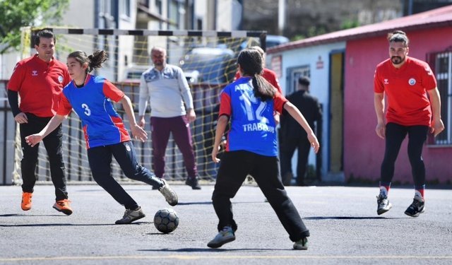 Trabzon’da 16 Yıllık Şampiyon Okula Malzeme Desteği