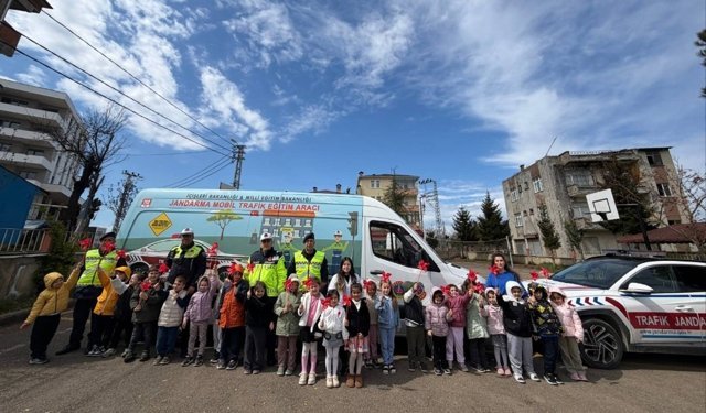Trabzon'da Minik Öğrencilere Jandarmadan Trafik Eğitimi