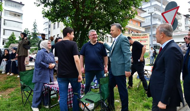Trabzon'da LGS Heyecanı: Veliler Bahçede Öğrenciler Sırada!