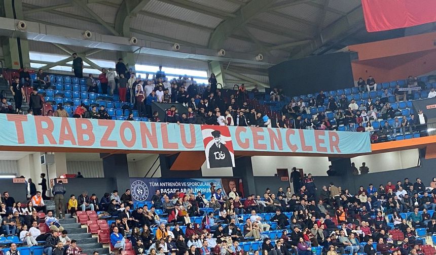 Trabzonspor tribününde Atatürk posteri! Tepkilerin ardından dikkat çeken pankart