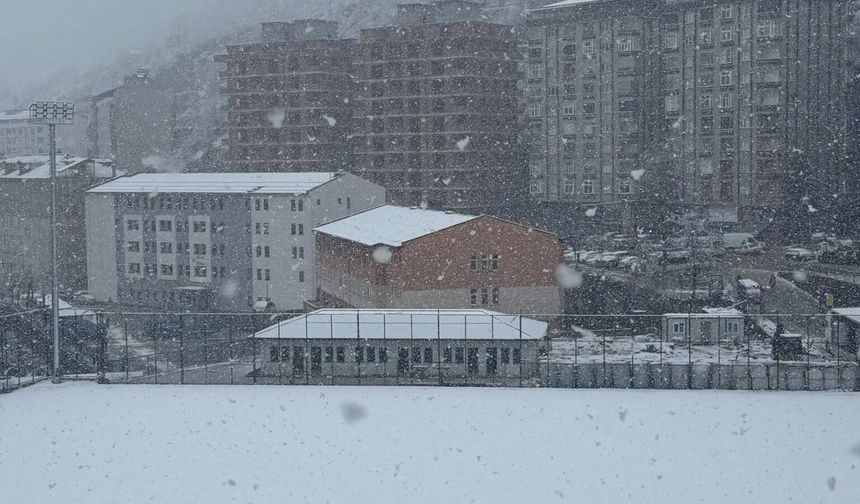 Trabzon Maçka’da Kar Sürprizi! İlçe Beyaza Büründü