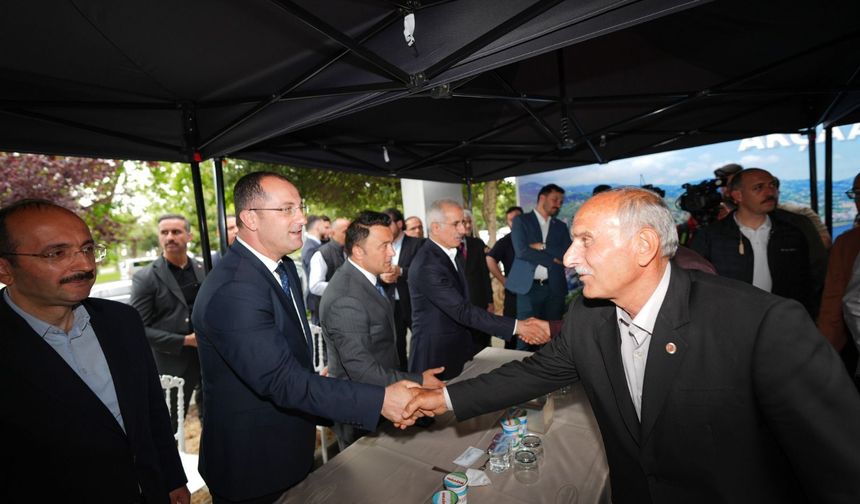 Akçaabat'ta Bakanlı Bayramlaşma: Meydan Tıklım Tıklım Doldu!